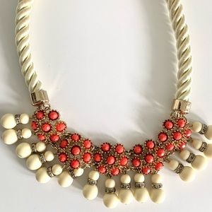 BANANA REPUBLIC FACTORY STATEMENT NECKLACE.